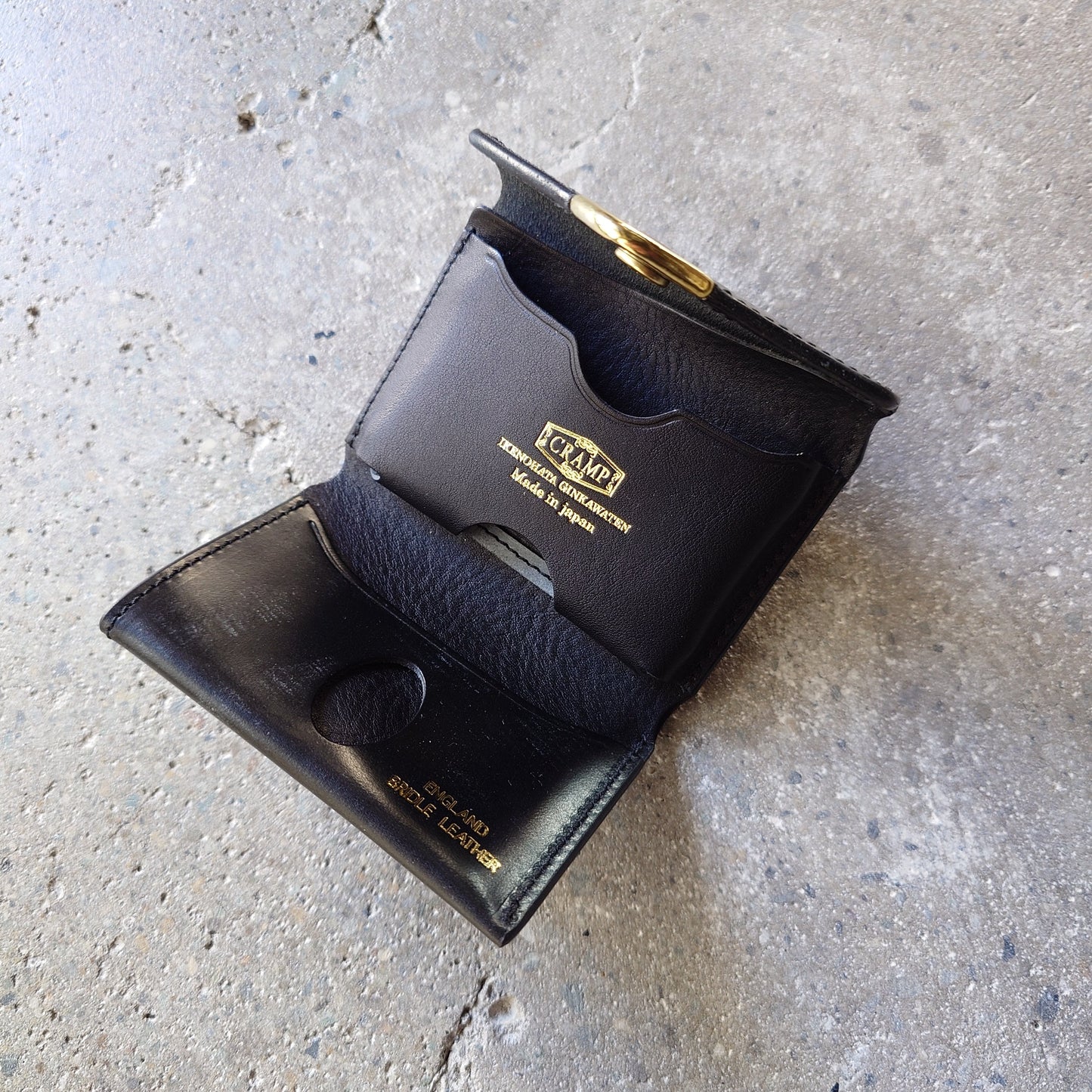 池之端銀革店 Cramp UKブライドルレザー フロント金具 コンパクトウォレット