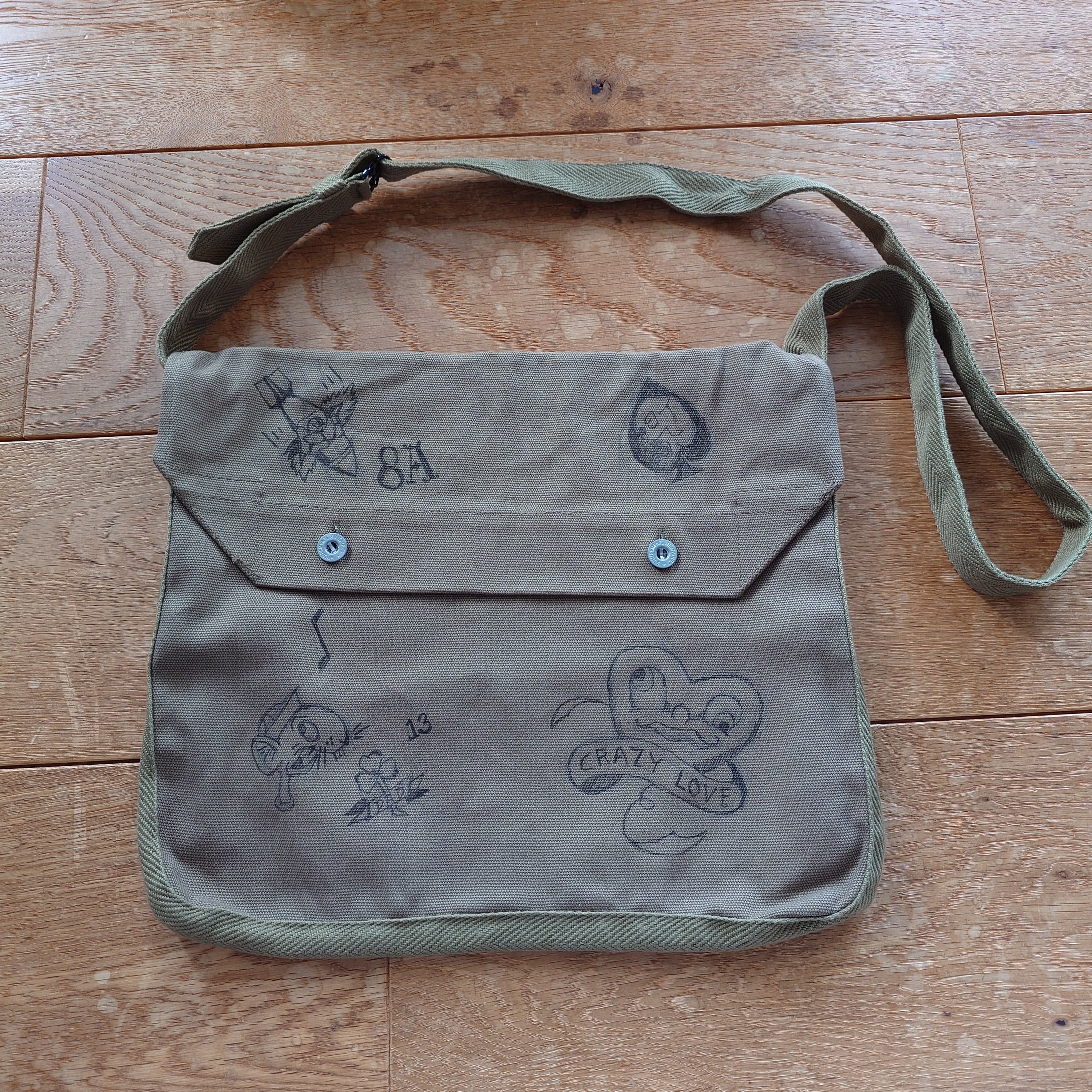 M38 French bread shoulder bag Hand drawing