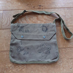 画像をギャラリービューアに読み込む, M38 French bread shoulder bag Hand drawing

