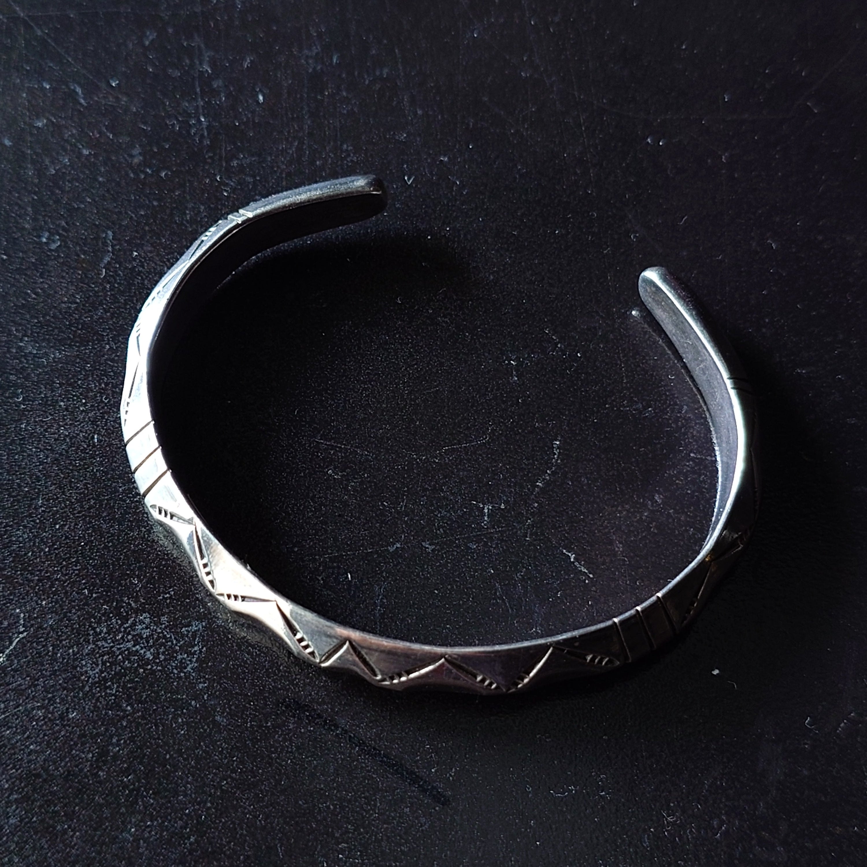 NAVAJO silver triangle bungle – ALLTHAT